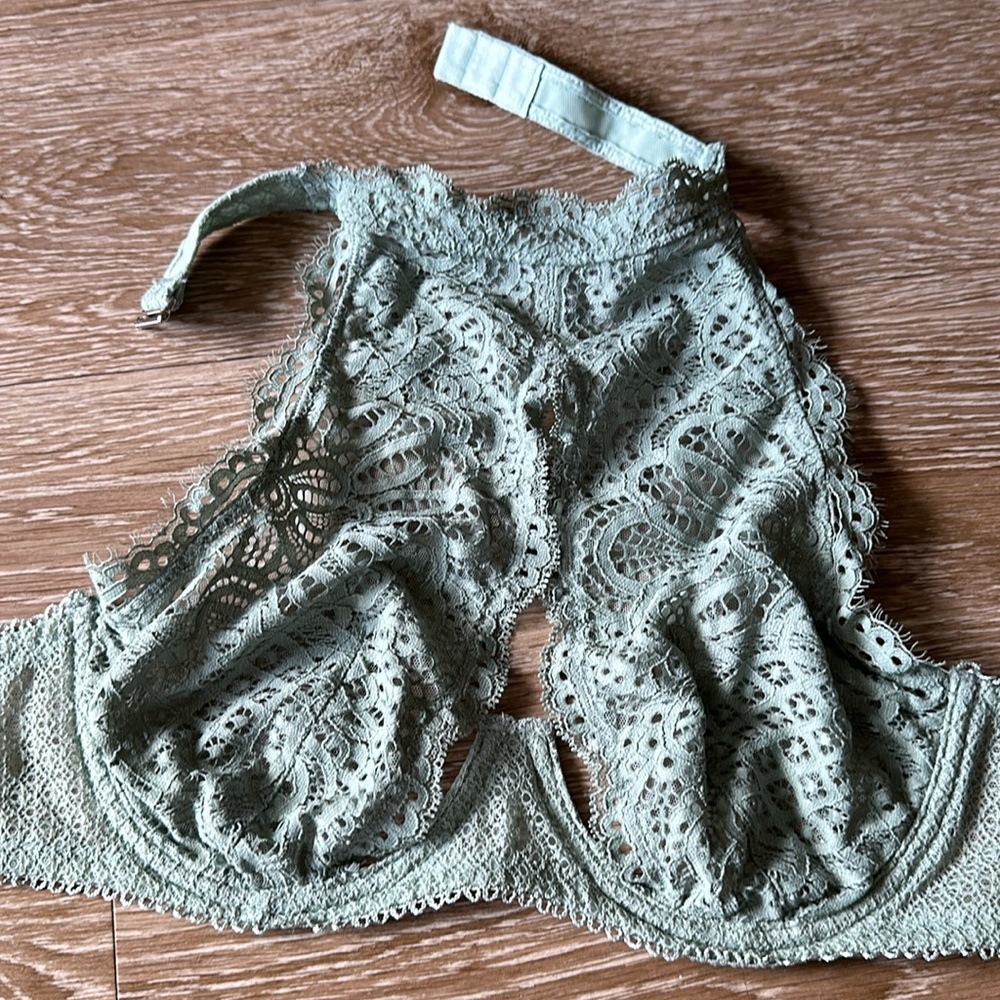 Victorias Secret high neck lace bra - size 32DD